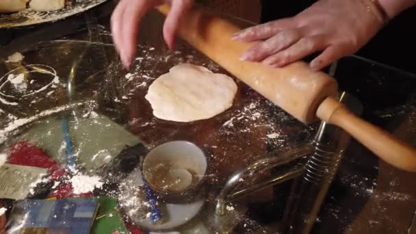 Traditionella Ryska Pelmeni Ravioli Dumplings Med Kött Flicka Skulpterar Ett — Stockvideo