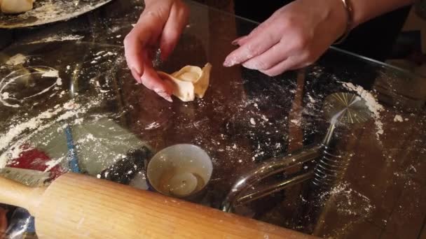 Traditionella Ryska Pelmeni Ravioli Dumplings Med Kött Flicka Skulpterar Ett — Stockvideo