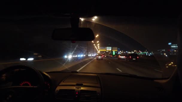 Výlet na autě na noční dálnici osvětlené baterkami — Stock video