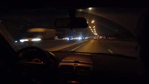 Výlet na autě na noční dálnici osvětlené baterkami — Stock video