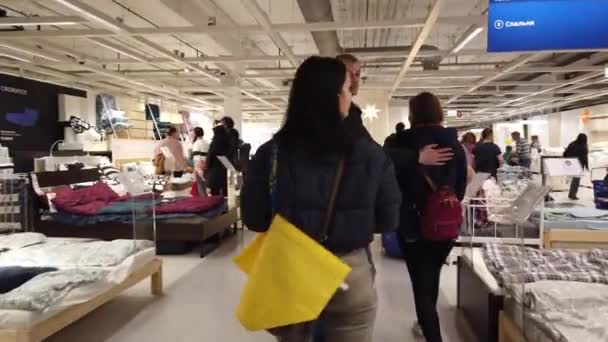 Moskou, Rusland - 17 november 2019: Mensen in grootste meubelwinkel Ikea showroom. — Stockvideo