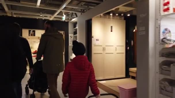 Moskou, Rusland - 17 november 2019: Mensen in grootste meubelwinkel Ikea showroom. — Stockvideo