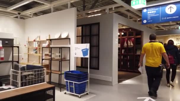 Moskou, Rusland - 17 november 2019: Mensen in grootste meubelwinkel Ikea showroom. — Stockvideo