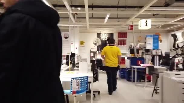 Moskou, Rusland - 17 november 2019: Mensen in grootste meubelwinkel Ikea showroom. — Stockvideo