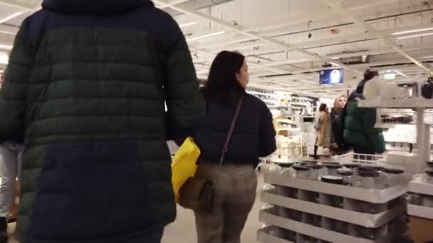 Moscú Rusia Noviembre 2019 Personas Mayor Tienda Muebles Ikea Showroom — Vídeos de Stock