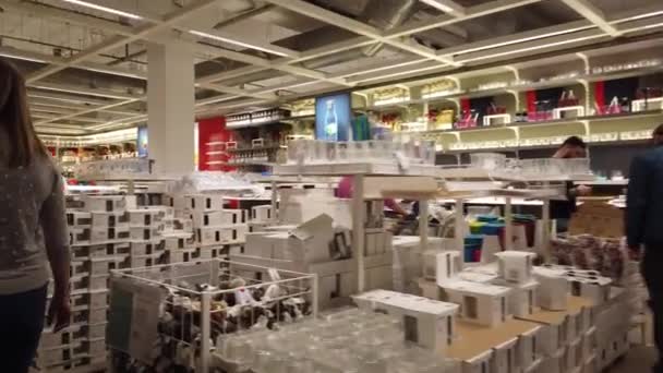 Moskou Rusland November 2019 Mensen Grootste Meubelwinkel Ikea Showroom — Stockvideo