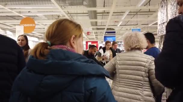 러시아 모스크바 2019 이케아 전시장에 사람들 — 비디오