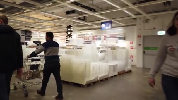 Moskwa Rosja Listopada 2019 Ludzie Największym Salonie Sprzedaży Mebli Ikea — Wideo stockowe