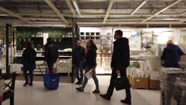 Moskou Rusland November 2019 Mensen Grootste Meubelwinkel Ikea Showroom — Stockvideo