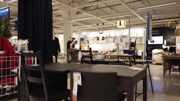 Moskau Russland November 2019 Menschen Größten Möbelhändler Ikea Showroom — Stockvideo