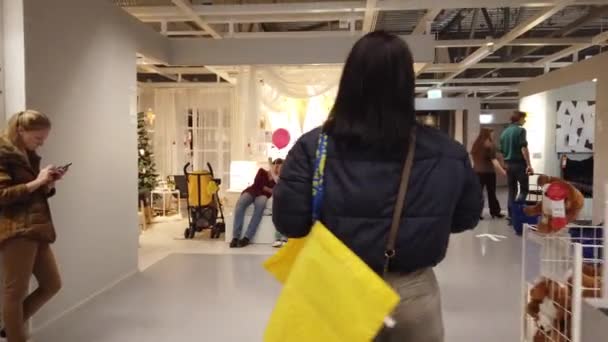 Moskou Rusland November 2019 Mensen Grootste Meubelwinkel Ikea Showroom — Stockvideo