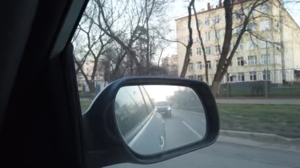 Vista Desde Espejo Retrovisor Del Coche Conduciendo Por Las Calles — Vídeos de Stock