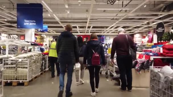 Moskou Rusland November 2019 Mensen Grootste Meubelwinkel Ikea Showroom — Stockvideo
