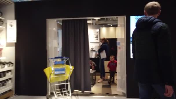 Moskou Rusland November 2019 Mensen Grootste Meubelwinkel Ikea Showroom — Stockvideo