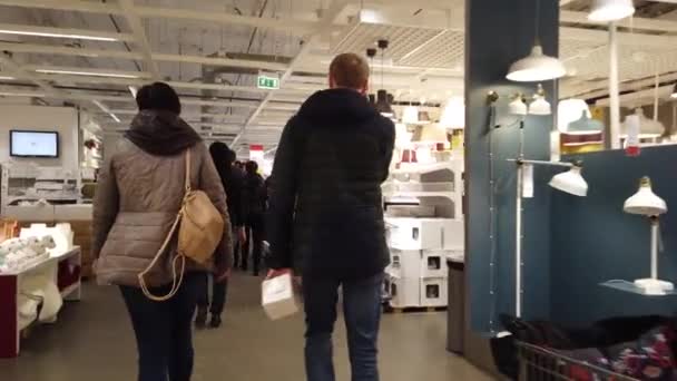 Moskou Rusland November 2019 Mensen Grootste Meubelwinkel Ikea Showroom — Stockvideo