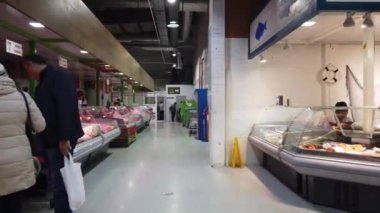 Moskova, Rusya - 23 Kasım 2019: Gıda pazarı içindeki insanlar. İnsanlar uygun ürünler bulmak için gıda pazarında dolaşıyorlar..