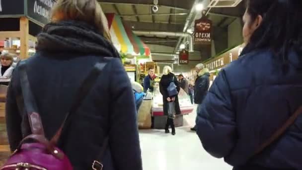 2019年11月23日 俄罗斯莫斯科 人们进入粮食市场 人们在食品市场上走来走去 寻找合适的产品 — 图库视频影像
