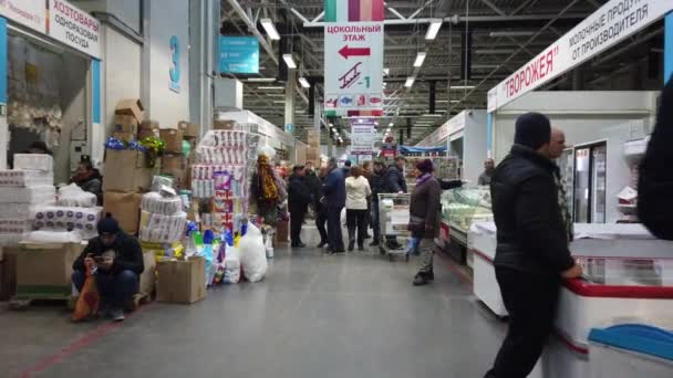 モスクワ、ロシア- 23 11月2019:食品市場内の人々。人々は適切な製品を見つけるために食品市場を歩き回る. — ストック動画
