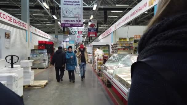 モスクワ、ロシア- 23 11月2019:食品市場内の人々。人々は適切な製品を見つけるために食品市場を歩き回る. — ストック動画
