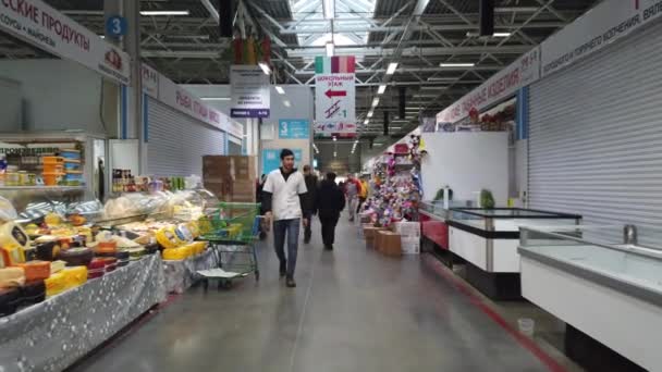 Moskou, Rusland - 23 november 2019: Mensen binnen de voedselmarkt. Mensen lopen rond op de voedselmarkt op zoek naar geschikte producten. — Stockvideo