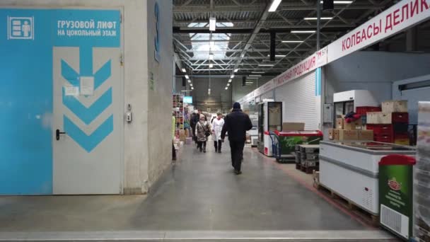 MOSCOW, RUSSIA - 23 NOVEMBER 2019: People inside food market. People walk around the food market in search of finding suitable products. — Stockvideo