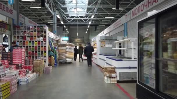 MOSCÚ, RUSIA - 23 DE NOVIEMBRE DE 2019: Personas dentro del mercado de alimentos. La gente camina por el mercado de alimentos en busca de productos adecuados . — Vídeo de stock