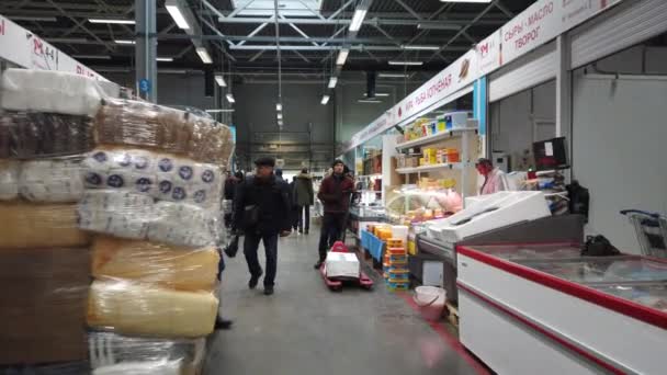 MOSCÚ, RUSIA - 23 DE NOVIEMBRE DE 2019: Personas dentro del mercado de alimentos. La gente camina por el mercado de alimentos en busca de productos adecuados . — Vídeos de Stock