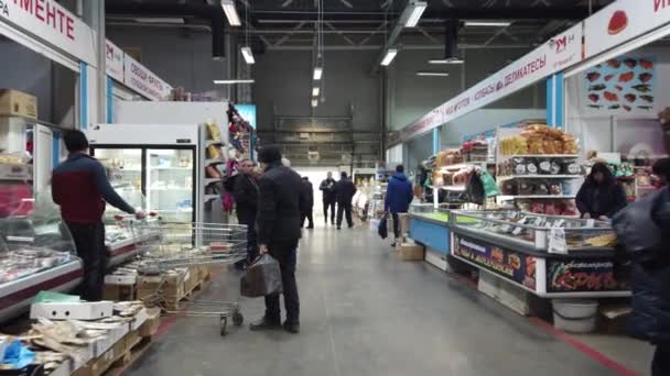Moskou, Rusland - 23 november 2019: Mensen binnen de voedselmarkt. Mensen lopen rond op de voedselmarkt op zoek naar geschikte producten. — Stockvideo