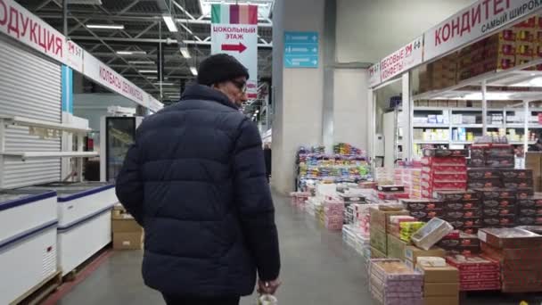 Moscow Russia November 2019 People Walk Supermarket Search Right Products — Stockvideo