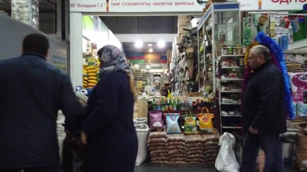 Moscow Russia November 2019 People Walk Supermarket Search Right Products — Stockvideo