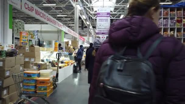 モスクワ ロシア 11月2019 人々は正しい製品を求めてスーパーマーケットを歩き回る 食品市場の人々は — ストック動画