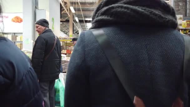 2019年11月23日 俄罗斯莫斯科 人们在超级市场周围寻找合适的产品 粮食市场上的人 — 图库视频影像