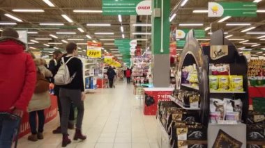 Moskova, Rusya - 23 Kasım 2019: İnsanlar doğru ürünleri aramak için süpermarkette dolaşıyorlar. Gıda pazarındaki insanlar..