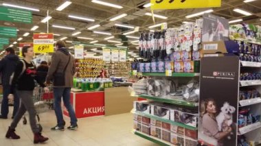 Moskova, Rusya - 23 Kasım 2019: İnsanlar doğru ürünleri aramak için süpermarkette dolaşıyorlar. Gıda pazarındaki insanlar..
