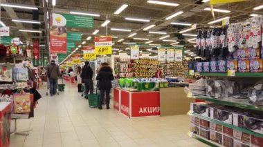 Moskova, Rusya - 23 Kasım 2019: İnsanlar doğru ürünleri aramak için süpermarkette dolaşıyorlar. Gıda pazarındaki insanlar..