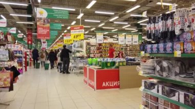 Moskova, Rusya - 23 Kasım 2019: İnsanlar doğru ürünleri aramak için süpermarkette dolaşıyorlar. Gıda pazarındaki insanlar..