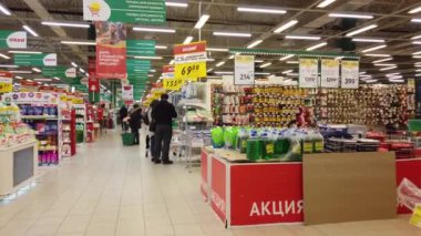 Moskova, Rusya - 23 Kasım 2019: İnsanlar doğru ürünleri aramak için süpermarkette dolaşıyorlar. Gıda pazarındaki insanlar..