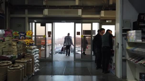 Moscow Russia November 2019 Orang Orang Berkeliling Supermarket Untuk Mencari — Stok Video