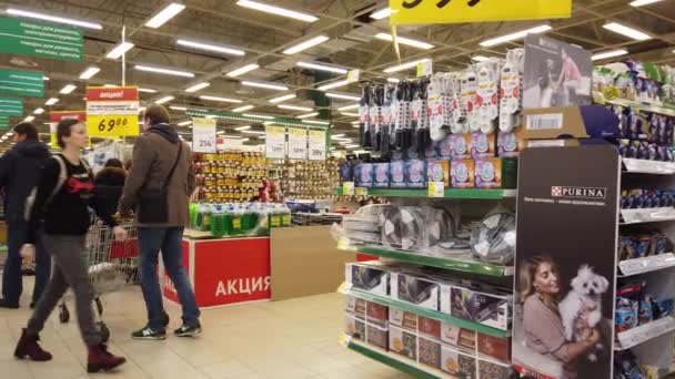 Москва Россия Ноября 2019 Люди Ходят Супермаркетам Поисках Нужной Продукции — стоковое видео