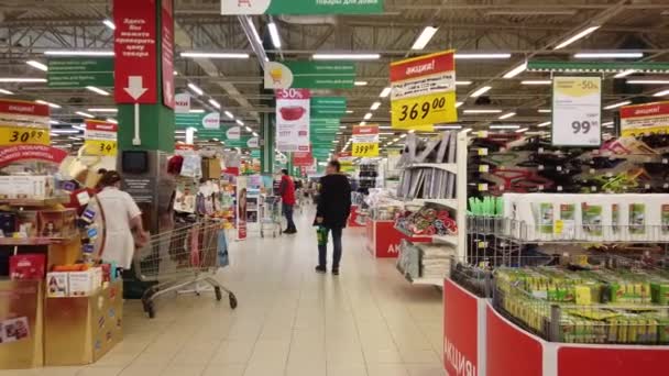2019年11月23日 俄罗斯莫斯科 人们在超级市场周围寻找合适的产品 粮食市场上的人 — 图库视频影像