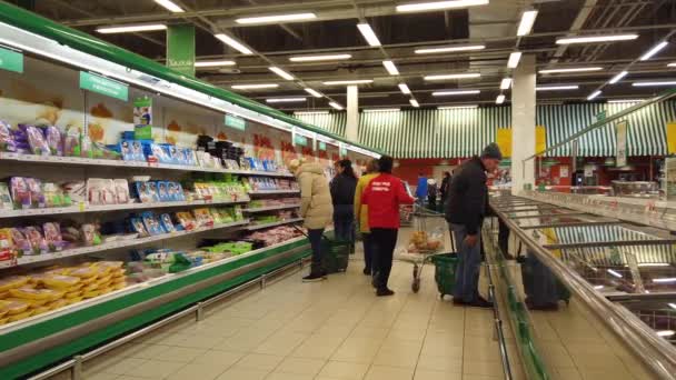 Moskva Rusko Listopadu 2019 Lidé Chodí Supermarketu Hledají Správné Produkty — Stock video