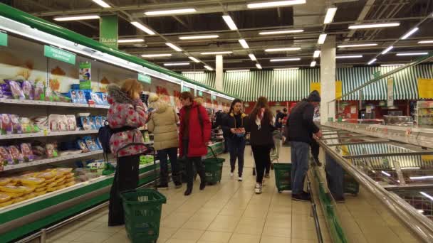 Moscow Russia November 2019 People Walk Supermarket Search Right Products — Stockvideo