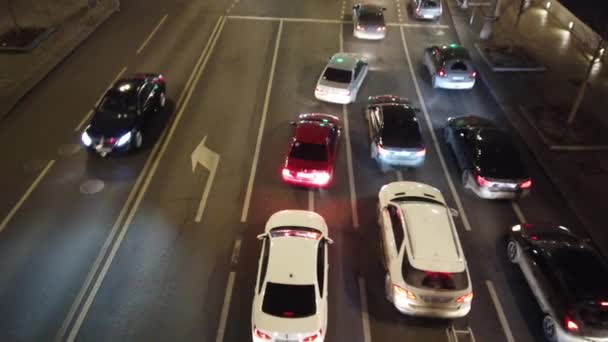 Abendlicher Stadtverkehr im Berufsverkehr. Stau an der Kreuzung. — Stockvideo