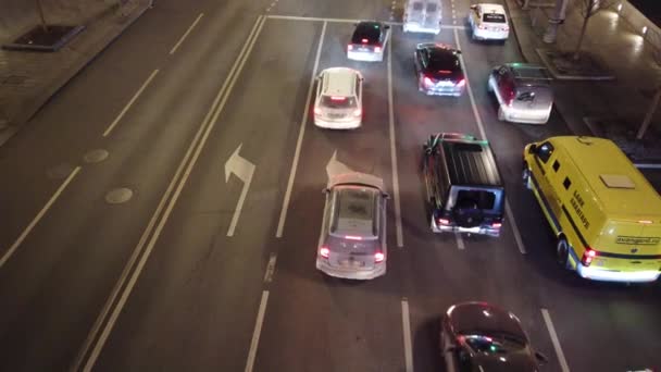 Avondverkeer in de stad tijdens de spits. Stadsverkeersopstopping op het kruispunt. — Stockvideo