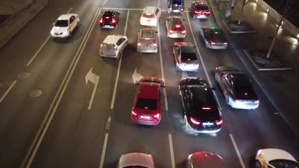 Avondverkeer in de stad tijdens de spits. Stadsverkeersopstopping op het kruispunt. — Stockvideo