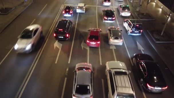 Večerní městská doprava v dopravní špičce. Dopravní zácpa na křižovatce. — Stock video