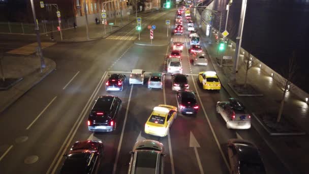 Abendlicher Stadtverkehr im Berufsverkehr. Stau an der Kreuzung. — Stockvideo
