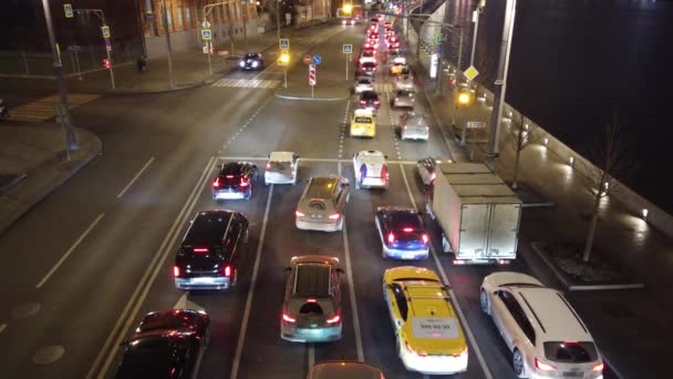 Večerní městská doprava v dopravní špičce. Dopravní zácpa na křižovatce. — Stock video