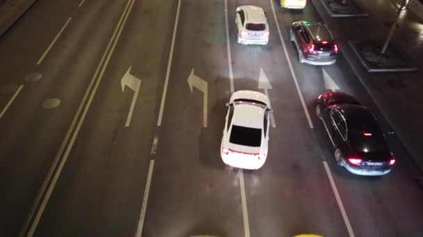 Avondverkeer in de stad tijdens de spits. Stadsverkeersopstopping op het kruispunt. — Stockvideo