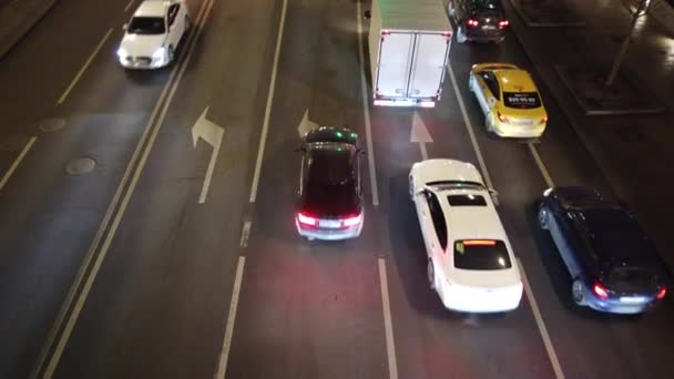 Avondverkeer in de stad tijdens de spits. Stadsverkeersopstopping op het kruispunt. — Stockvideo